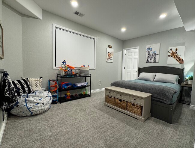 Building Photo - 1011 S Valentia St