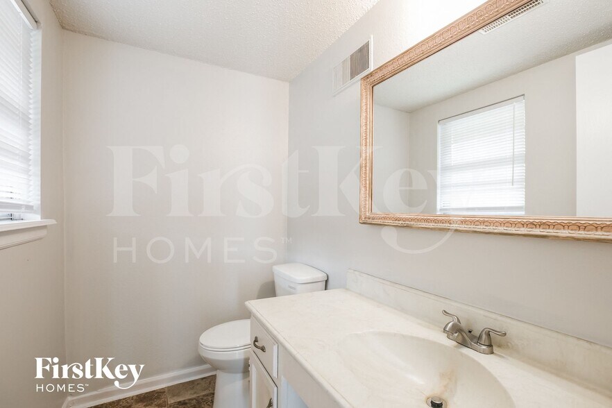 Building Photo - 606 NE Park Cir