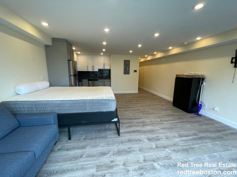 Building Photo - 1028a Commonwealth Ave