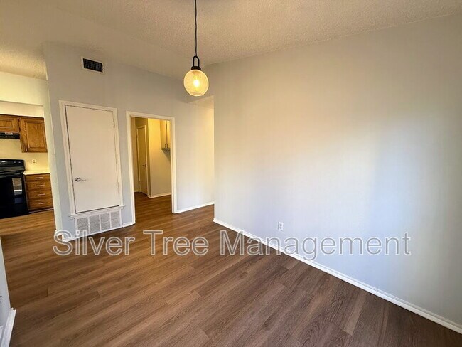 Building Photo - 6847 S Creek Dr