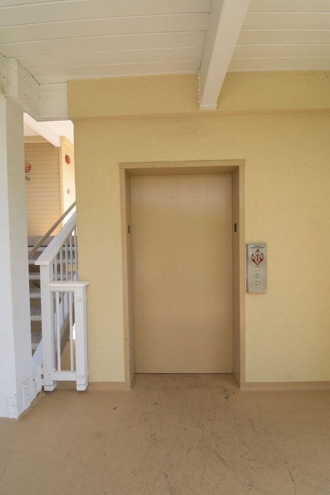 Building Photo - Unfurnished 3 Bedroom 2 Bath Penthouse Condo