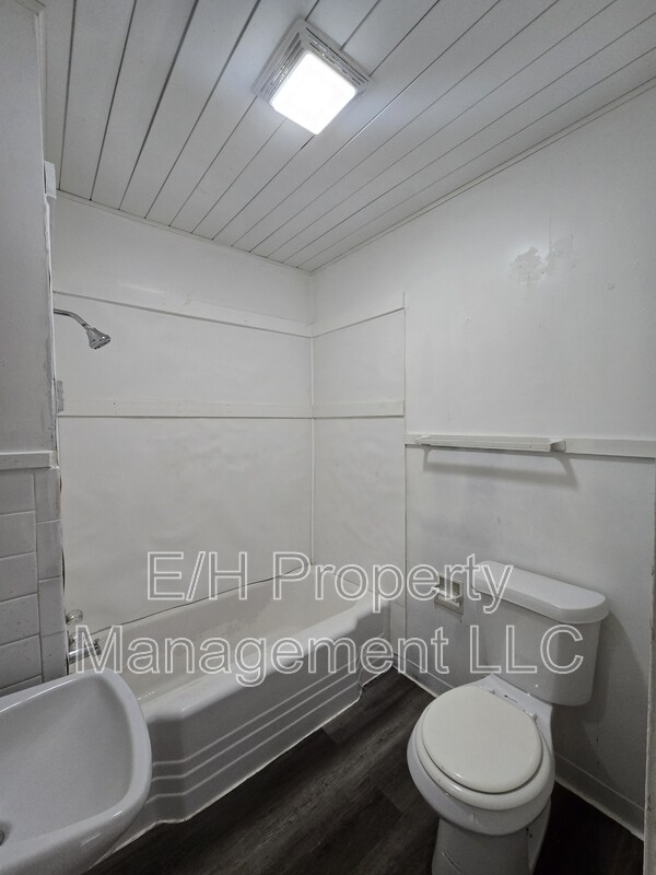 Building Photo - 528 S Glendale St