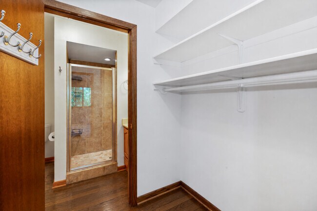 Building Photo - 10345 Whitnall Edge Dr