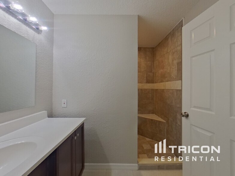 Building Photo - 4011 Palm Dr
