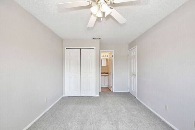 Building Photo - Spacious 2/2 Condo in Hawthorne Village - Orlando! Available Now!