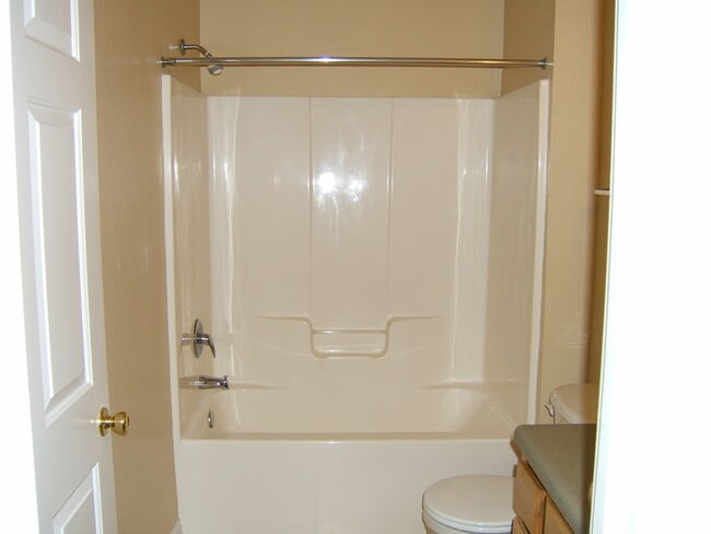 Building Photo - Spacious 3B/2B Unfurnished Condo near Beac...