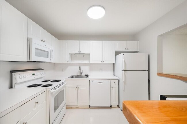 Building Photo - 770 SE 2nd Ave