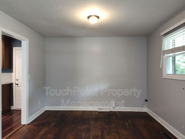 Building Photo - 303 Cedarwood Ln