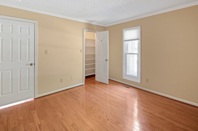 Building Photo - Renovated South Asheville Condo