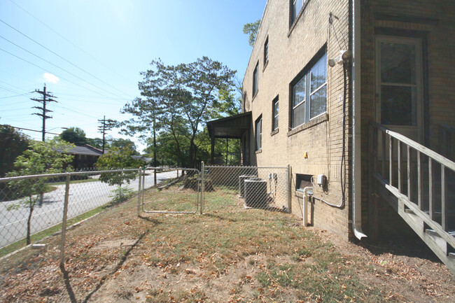 Building Photo - 900 Dacian Ave