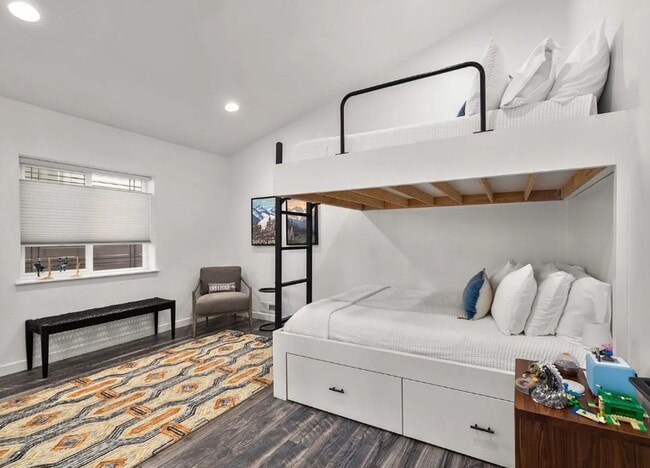 Building Photo - 4 Bed, 2 Bath, Fully Furnished, 2 Level Home, Fenced Yard