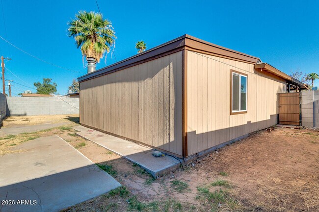 Building Photo - 1320 W 6th St