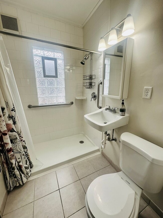 Building Photo - Stylish 3-Bedroom Home in Northeast Minnea...