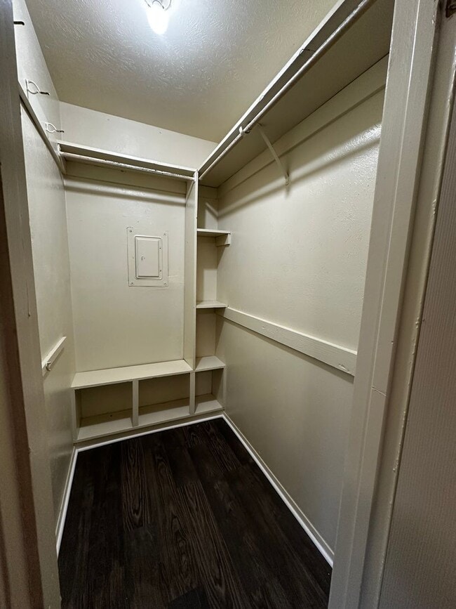 Building Photo - 1 Bedroom Duplex