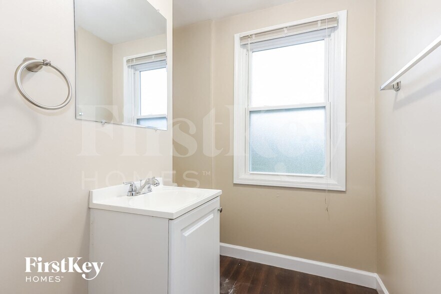 Building Photo - 510 E Clarendon Dr