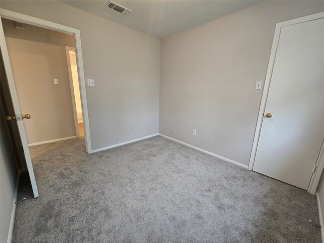 Building Photo - 16022 Old River Rd