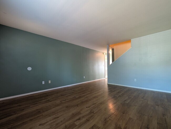 Building Photo - Spacious 3-Bedroom, 2.5-Bath Townhouse Near Churchill In Eugene!