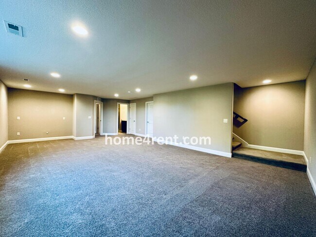 Building Photo - Main Level Primary Bedroom, Updated Kitche...