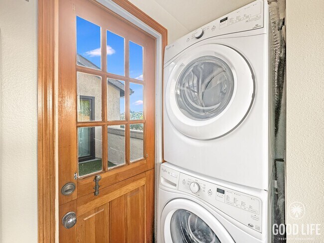 Building Photo - Spacious 2 BD- 2 BA Condo w/ Large Private Balcony, AC, and In-Unit W/D!