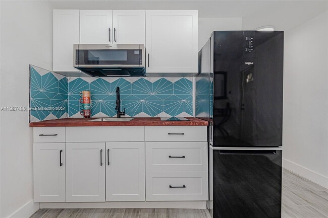 Building Photo - 2425 SW 26th Terrace