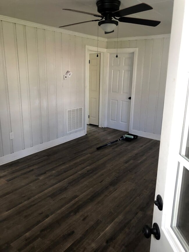 Building Photo - 2 Bedroom House off Memorial Avenue