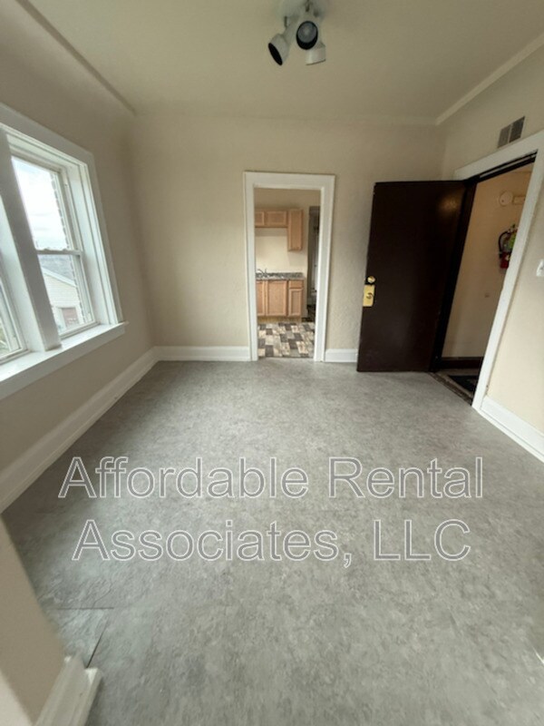 Building Photo - 1020 W National Ave