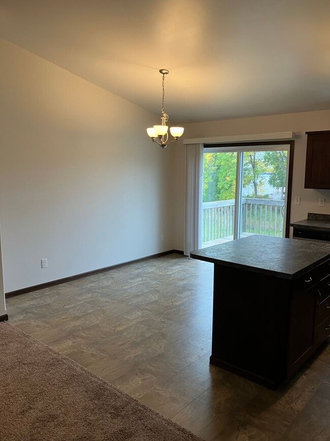 Building Photo - 3 Bed 2 Bath Twin Home