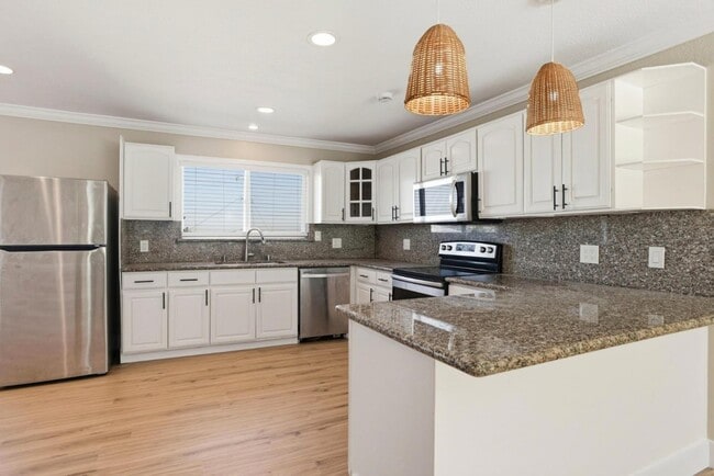 Building Photo - 400 La Casa Ave