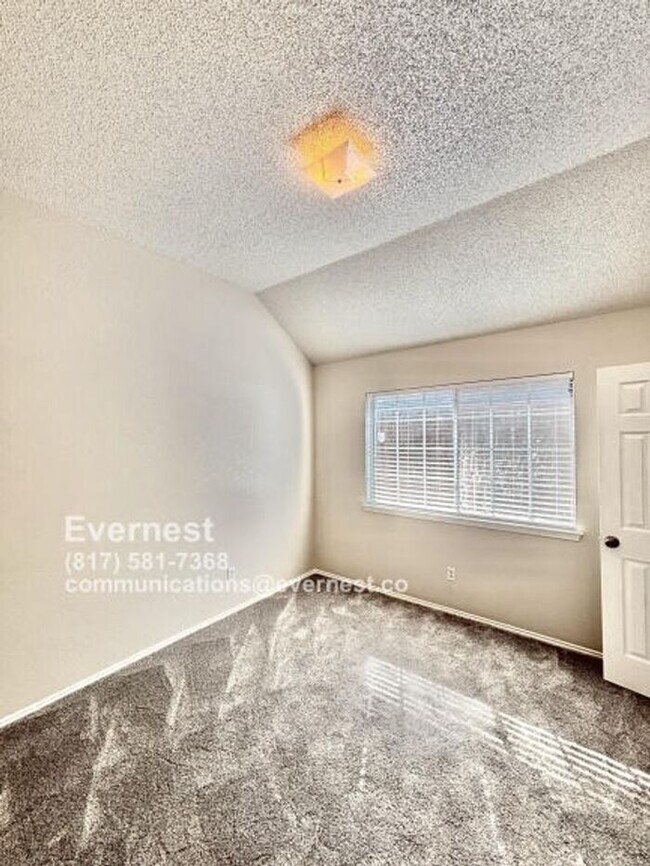 Building Photo - Spacious 3-Bedroom Home with Fenced Yard a...