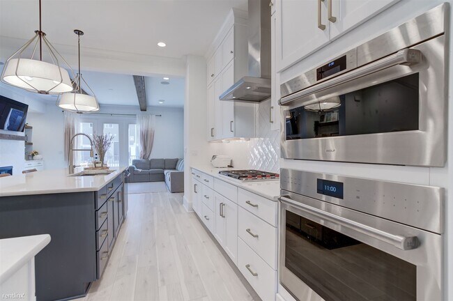 Building Photo - 5 br, 4.5 bath Townhome - 342 Purbrook Ln