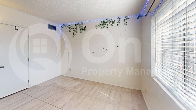 Building Photo - 3402 N Richland Dr