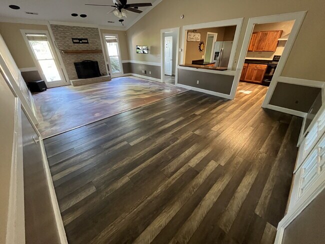 Building Photo - "Charming 3-Bedroom Retreat with Granite Elegance & Cozy Fireplace in Kernersville!"