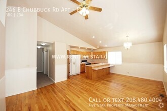 Building Photo - Large Apartment with Gorgeous Vaulted Ceil...