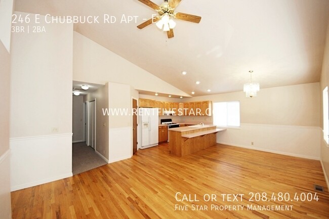 Primary Photo - Large Apartment with Gorgeous Vaulted Ceil...