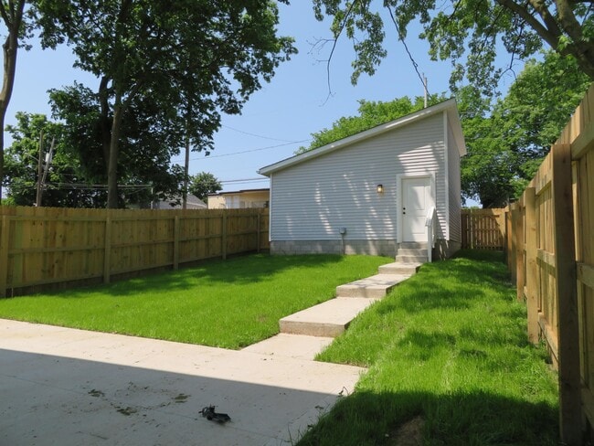 Building Photo - 391 Brehl Ave