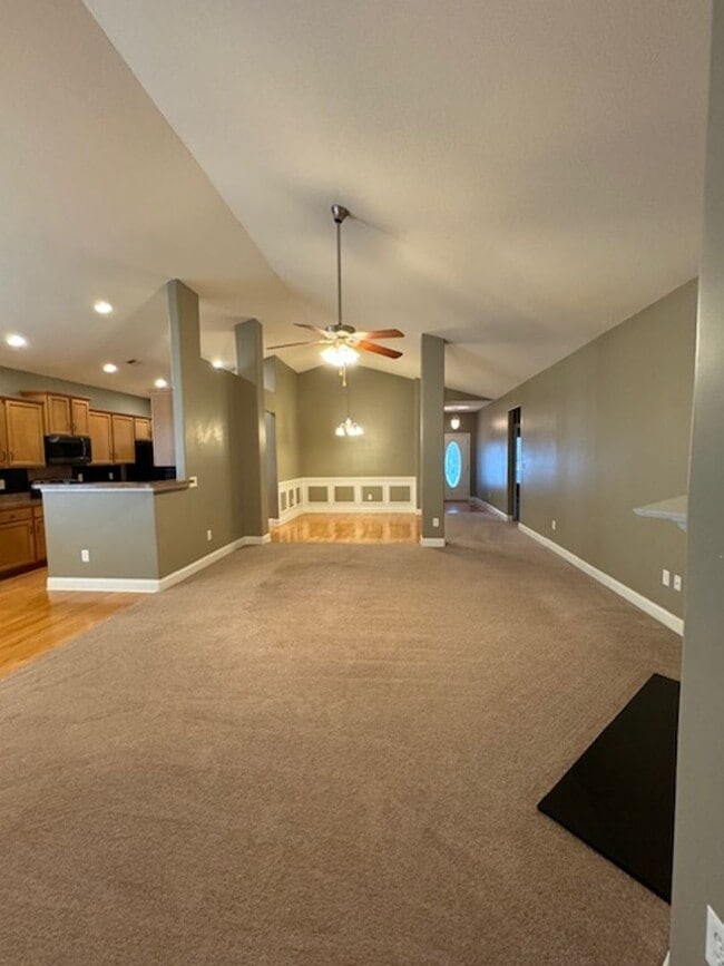 Building Photo - Brick Ranch - 3 Bedrooms & 2 Full baths wi...