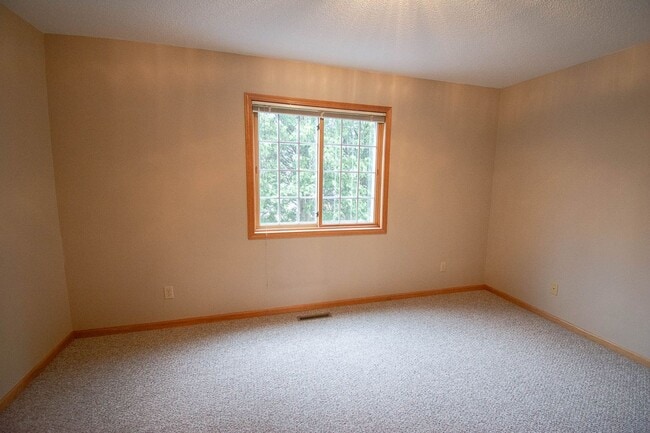 Building Photo - Bright Townhome with Fireplace & Nature Views