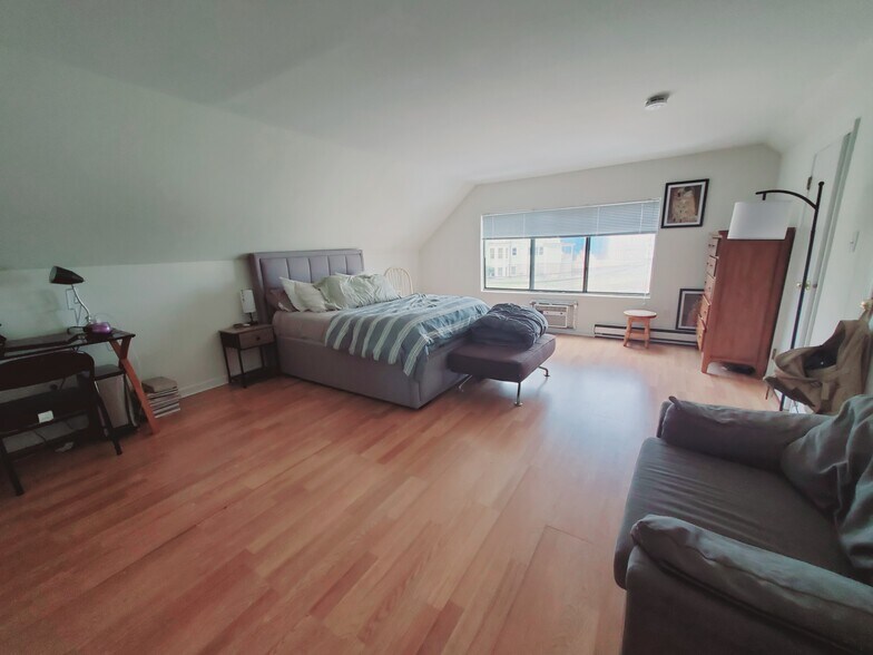 Building Photo - 22 Cove Rd