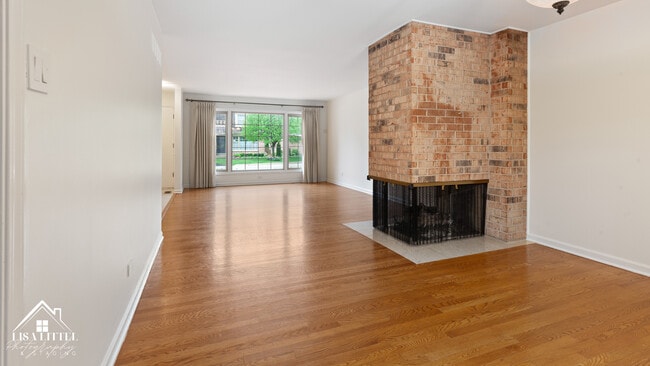 Building Photo - 2S661 Ave Normandy W