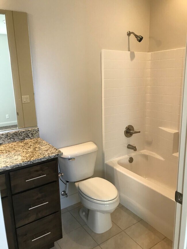 Building Photo - Beautiful like new home, 3 bedroom and 3 b...