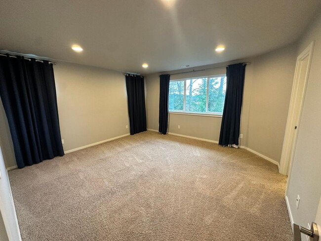 Building Photo - 5 Bd / 4 Ba Kirkland Home