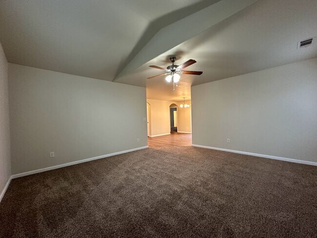 Building Photo - Well maintained home in desirable neighborhood!