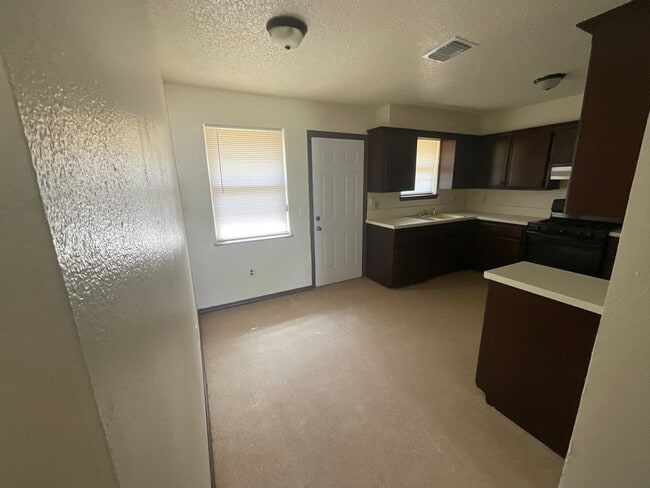 Building Photo - 3 bedroom 1 1/2 bath
