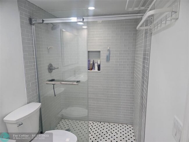 Building Photo - 1401 N Riverside Dr