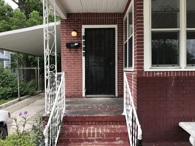 Building Photo - Gorgeously Renovated, 2 BR, 2 BA Home in D...