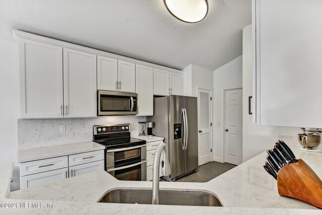 Building Photo - 3433 Heron Dr N