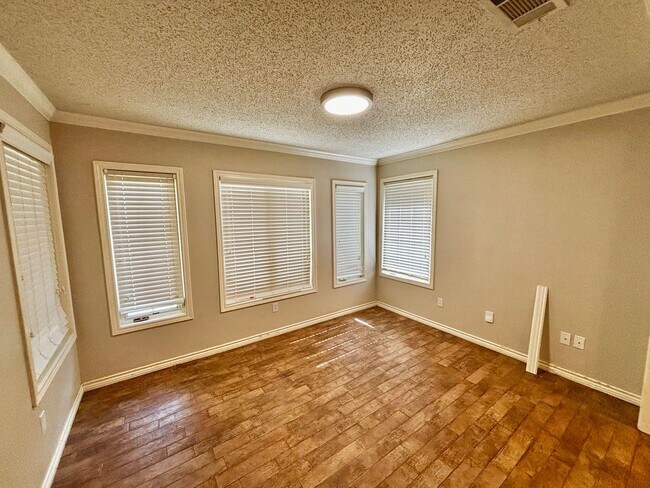 Building Photo - Pre-leasing for early July move in!