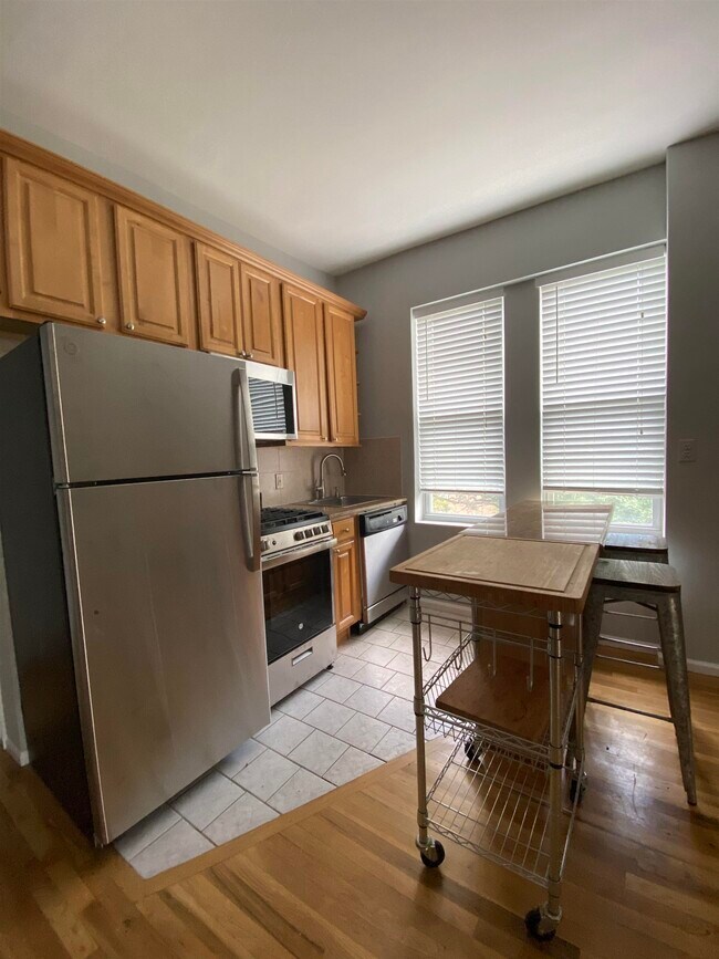 Building Photo - 734 Adams St