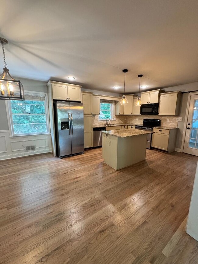 Building Photo - 2002 E Drew Valley Rd NE