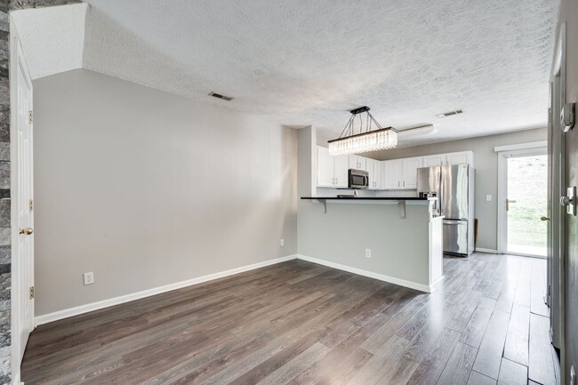 Building Photo - Renovated Townhome in Convenient Nashville...